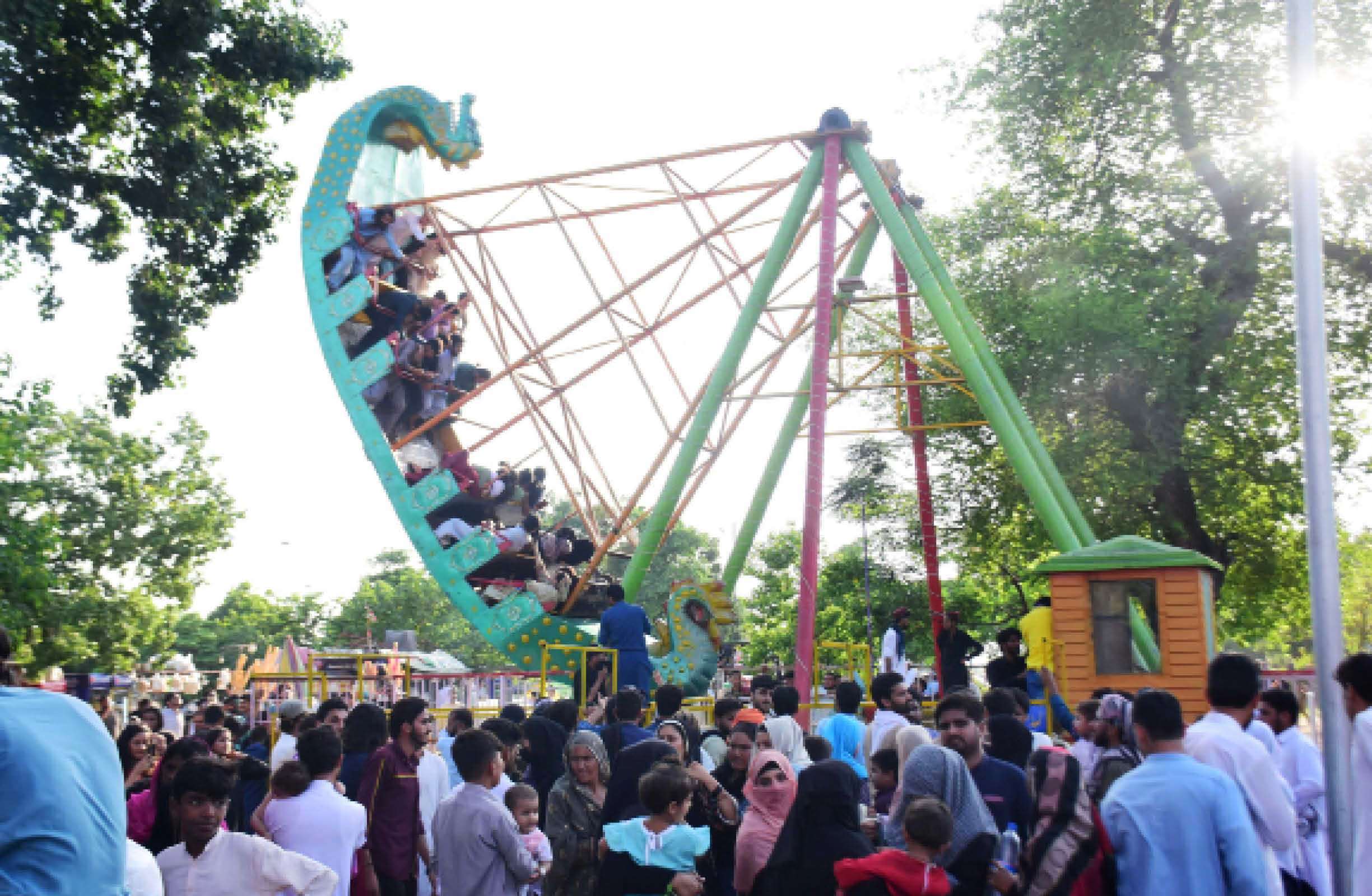 Lake view park crowd