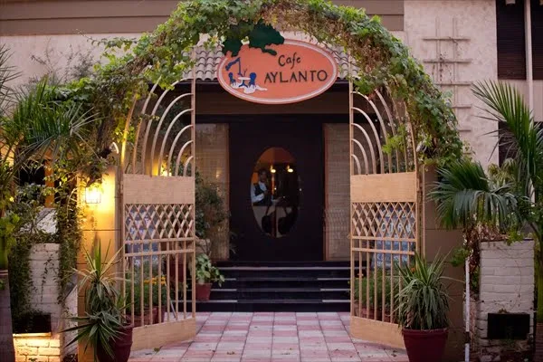 Cafe Aylanto: Best Continental on MM Alam Road
