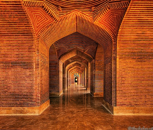 corridoors of shah jahan mosque thatta